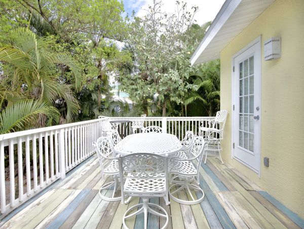 Beachside Four Bedroom Family Home in Fort Myers Sleeps 10