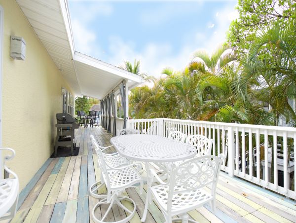 Beachside Four Bedroom Family Home in Fort Myers Sleeps 10
