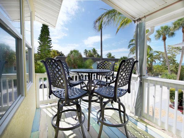 Beachside Four Bedroom Family Home in Fort Myers Sleeps 10