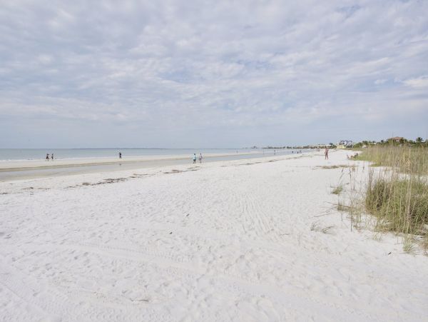 Beachside Four Bedroom Family Home in Fort Myers Sleeps 10