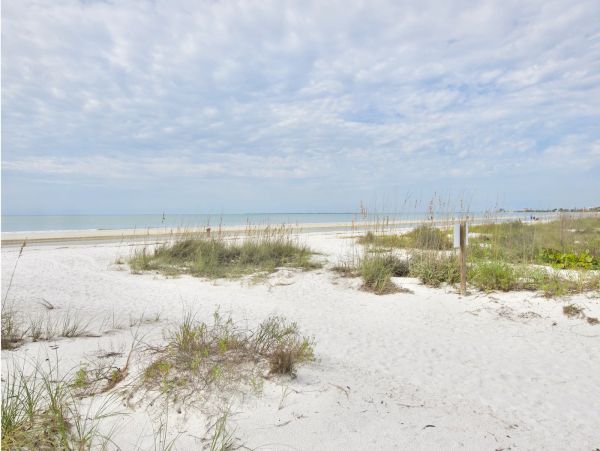 Beachside Four Bedroom Family Home in Fort Myers Sleeps 10