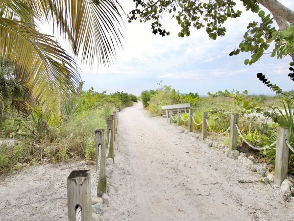 Beachside Four Bedroom Family Home in Fort Myers Sleeps 10