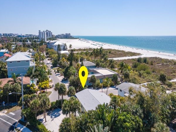 Beachside Four Bedroom Family Home in Fort Myers Sleeps 10