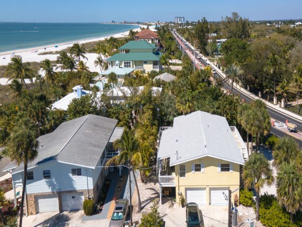 Beachside Four Bedroom Family Home in Fort Myers Sleeps 10