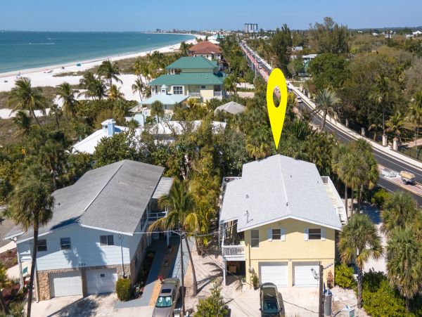 Beachside Four Bedroom Family Home in Fort Myers Sleeps 10