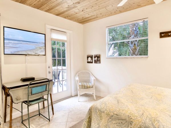 Beachside Four Bedroom Family Home in Fort Myers Sleeps 10