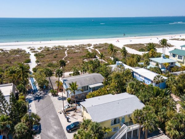 Beachside Four Bedroom Family Home in Fort Myers Sleeps 10