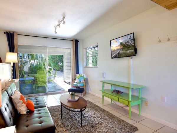 Beachside Four Bedroom Family Home in Fort Myers Sleeps 10