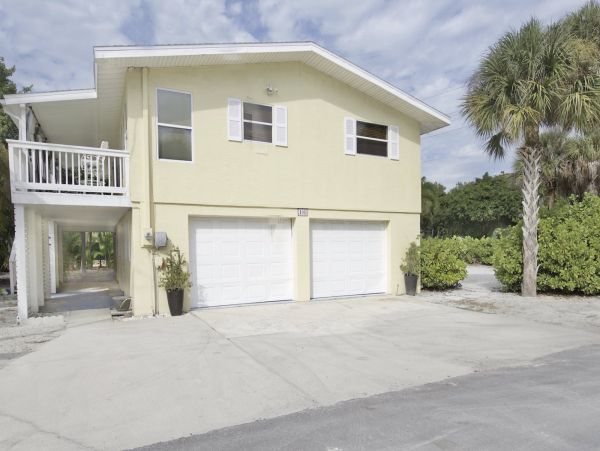 Beachside Four Bedroom Family Home in Fort Myers Sleeps 10