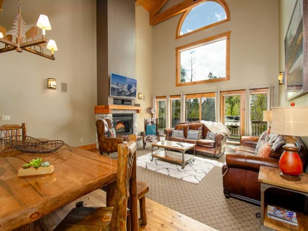 Three-Floor 6 BedroomHome in Winter Park Sleeps 19