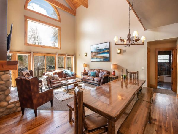 Three-Floor 6 BedroomHome in Winter Park Sleeps 19