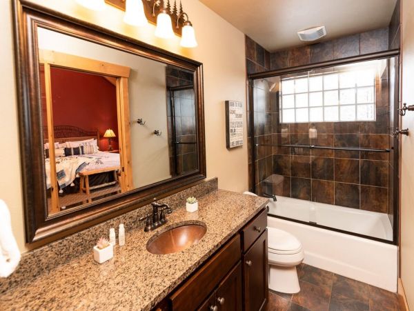 Three-Floor 6 BedroomHome in Winter Park Sleeps 19