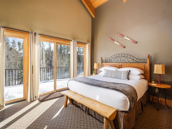 Three-Floor 6 BedroomHome in Winter Park Sleeps 19