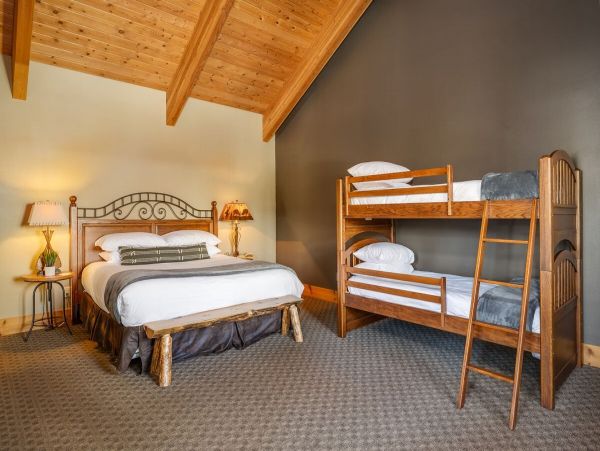 Three-Floor 6 BedroomHome in Winter Park Sleeps 19