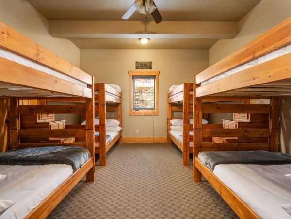 Three-Floor 6 BedroomHome in Winter Park Sleeps 19