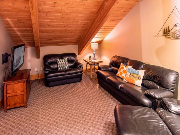 Three-Floor 6 BedroomHome in Winter Park Sleeps 19