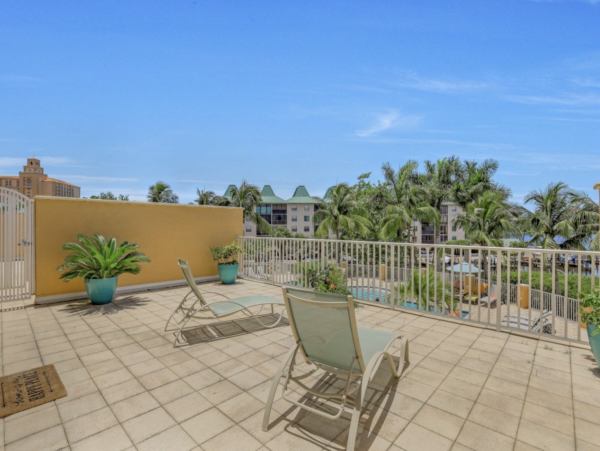Three Bedroom Condo Walking Distance to the Beach in Naples