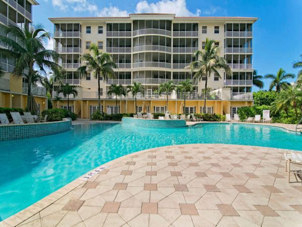 Three Bedroom Modern Condo Steps from the Beach and Restaurants