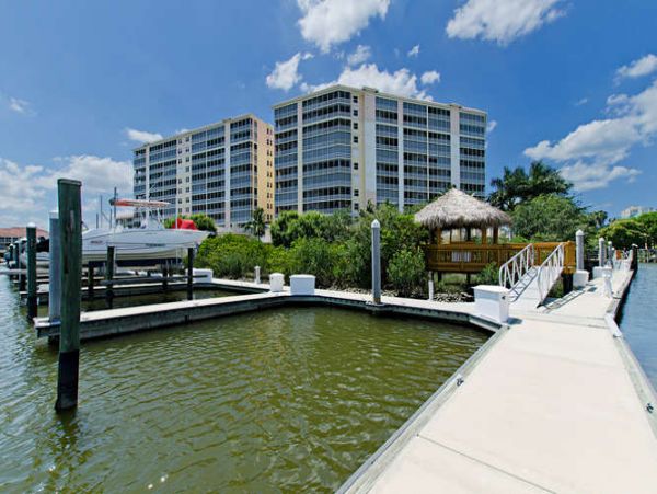 Three Bedroom Modern Condo Steps from the Beach and Restaurants