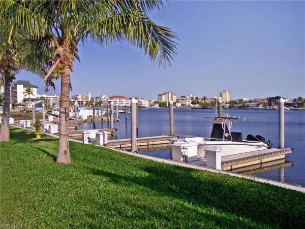 Lovely 3 Bedroom Condo in Naples Walk to Beach