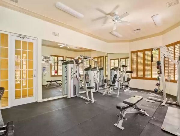 Lovely 3 Bedroom Condo in Naples Walk to Beach