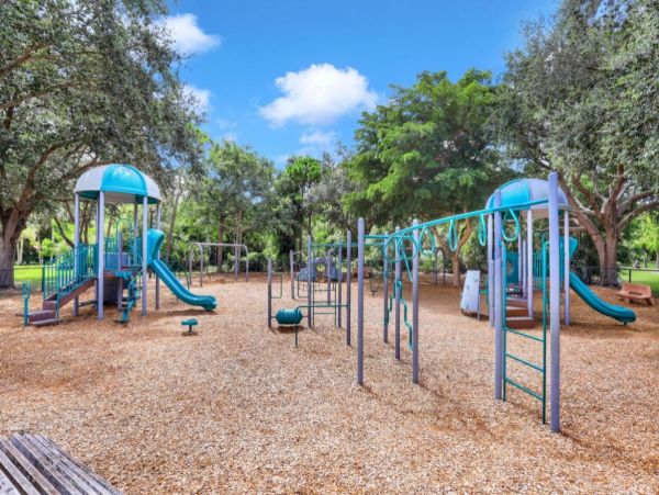 Lovely 3 Bedroom Condo in Naples Walk to Beach