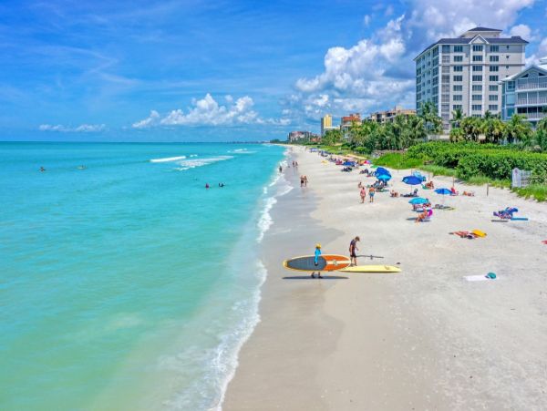 Lovely 3 Bedroom Condo in Naples Walk to Beach