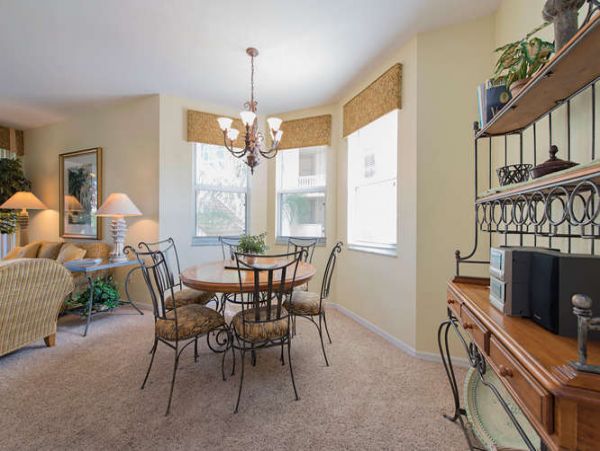 Lovely 3 Bedroom Condo in Naples Walk to Beach
