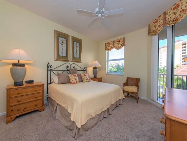 Lovely 3 Bedroom Condo in Naples Walk to Beach