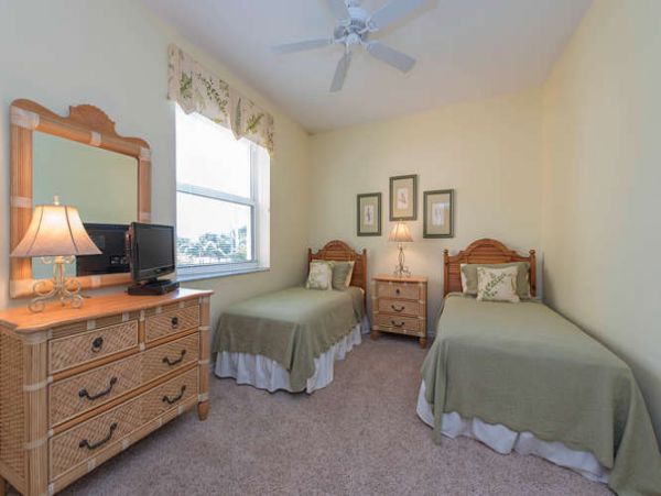 Lovely 3 Bedroom Condo in Naples Walk to Beach