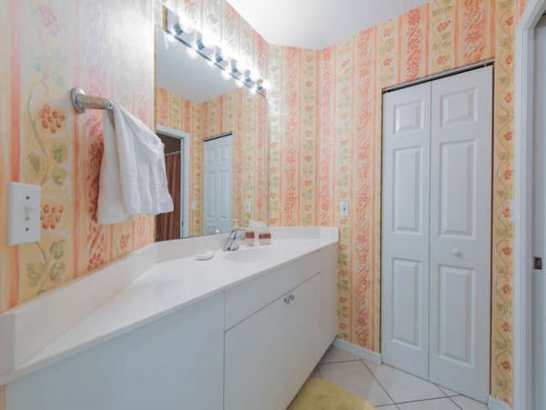 Lovely 3 Bedroom Condo in Naples Walk to Beach