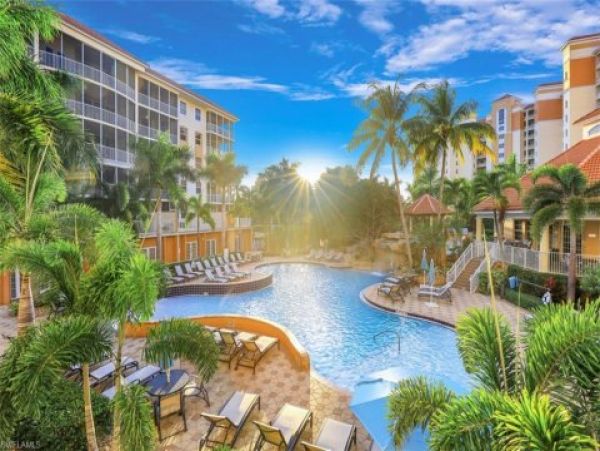 Naples Walk to Beach Rental Sleeps 6 Guests
