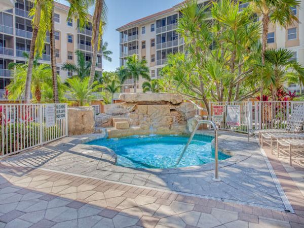 Naples Walk to Beach Rental Sleeps 6 Guests