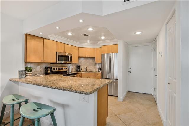 Lovely Condo with 2 Bedrooms Steps to the Beach