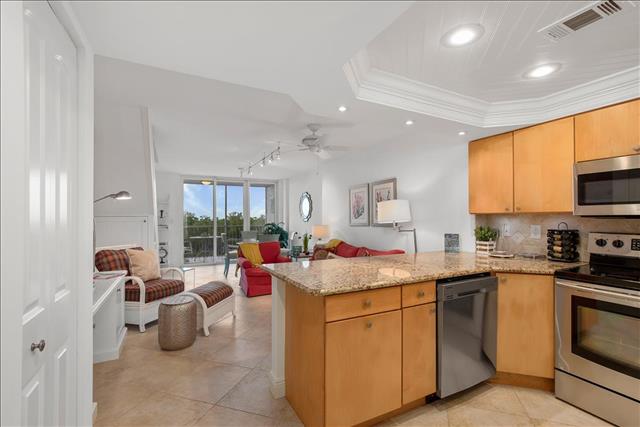Lovely Condo with 2 Bedrooms Steps to the Beach