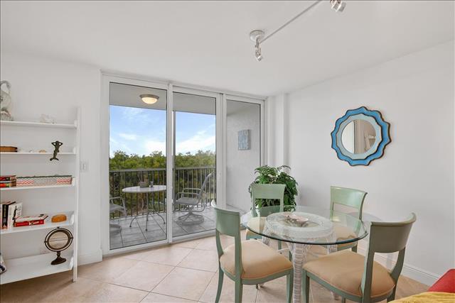 Lovely Condo with 2 Bedrooms Steps to the Beach