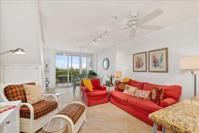 Lovely Condo with 2 Bedrooms Steps to the Beach