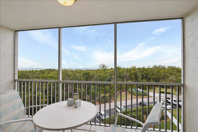 Lovely Condo with 2 Bedrooms Steps to the Beach