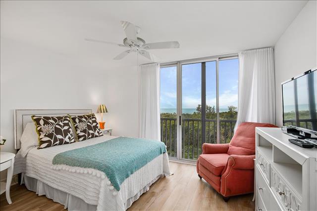 Lovely Condo with 2 Bedrooms Steps to the Beach
