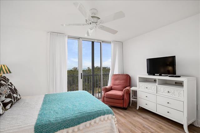Lovely Condo with 2 Bedrooms Steps to the Beach