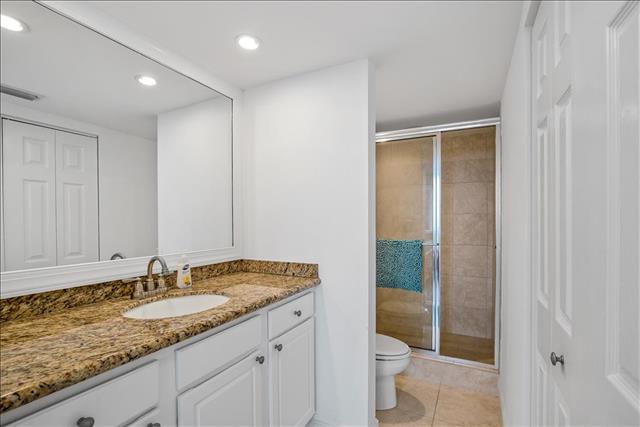Lovely Condo with 2 Bedrooms Steps to the Beach