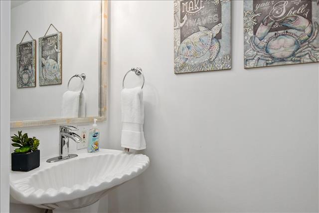 Lovely Condo with 2 Bedrooms Steps to the Beach
