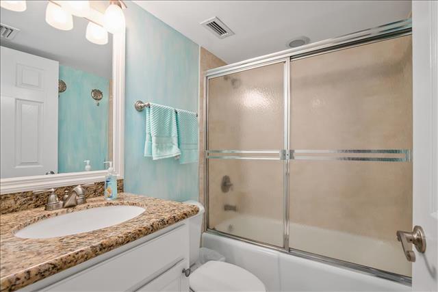 Lovely Condo with 2 Bedrooms Steps to the Beach