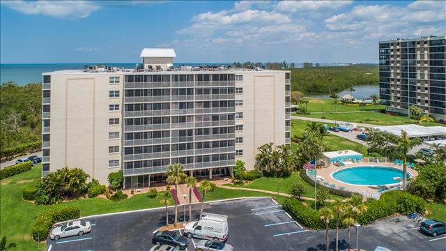 Lovely Condo with 2 Bedrooms Steps to the Beach