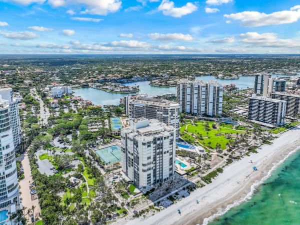 Luxurious Beachfront Penthouse in Naples - Unmatched Coastal Living