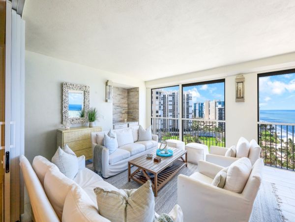 Luxurious Beachfront Penthouse in Naples - Unmatched Coastal Living
