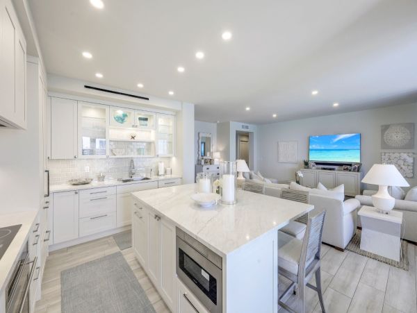 Luxurious Beachfront Penthouse in Naples - Unmatched Coastal Living