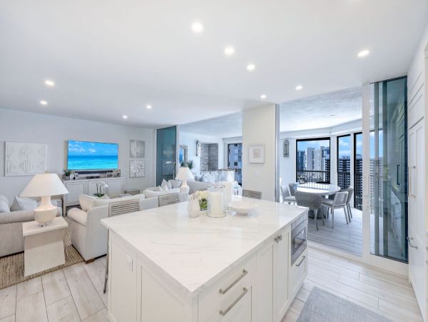 Luxurious Beachfront Penthouse in Naples - Unmatched Coastal Living