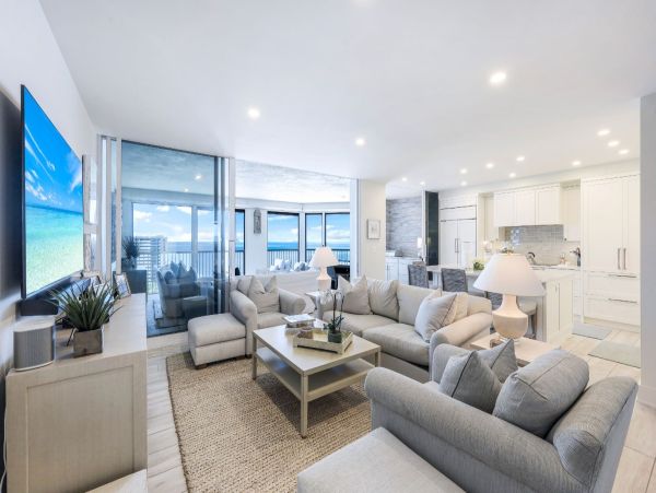 Luxurious Beachfront Penthouse in Naples - Unmatched Coastal Living