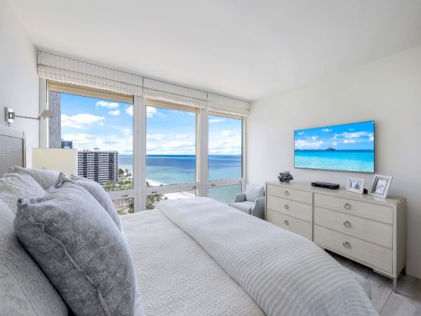 Luxurious Beachfront Penthouse in Naples - Unmatched Coastal Living